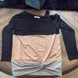 Temofon Cold Shoulder Rushed Top Size L